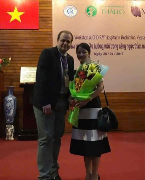 TS.BS Trang TARA phiên dịch cabine HN Nâng ngực nâng cao cùng Chuyên gia Nâng ngực Hàng đầu thế giới Marcos Sforza 2017