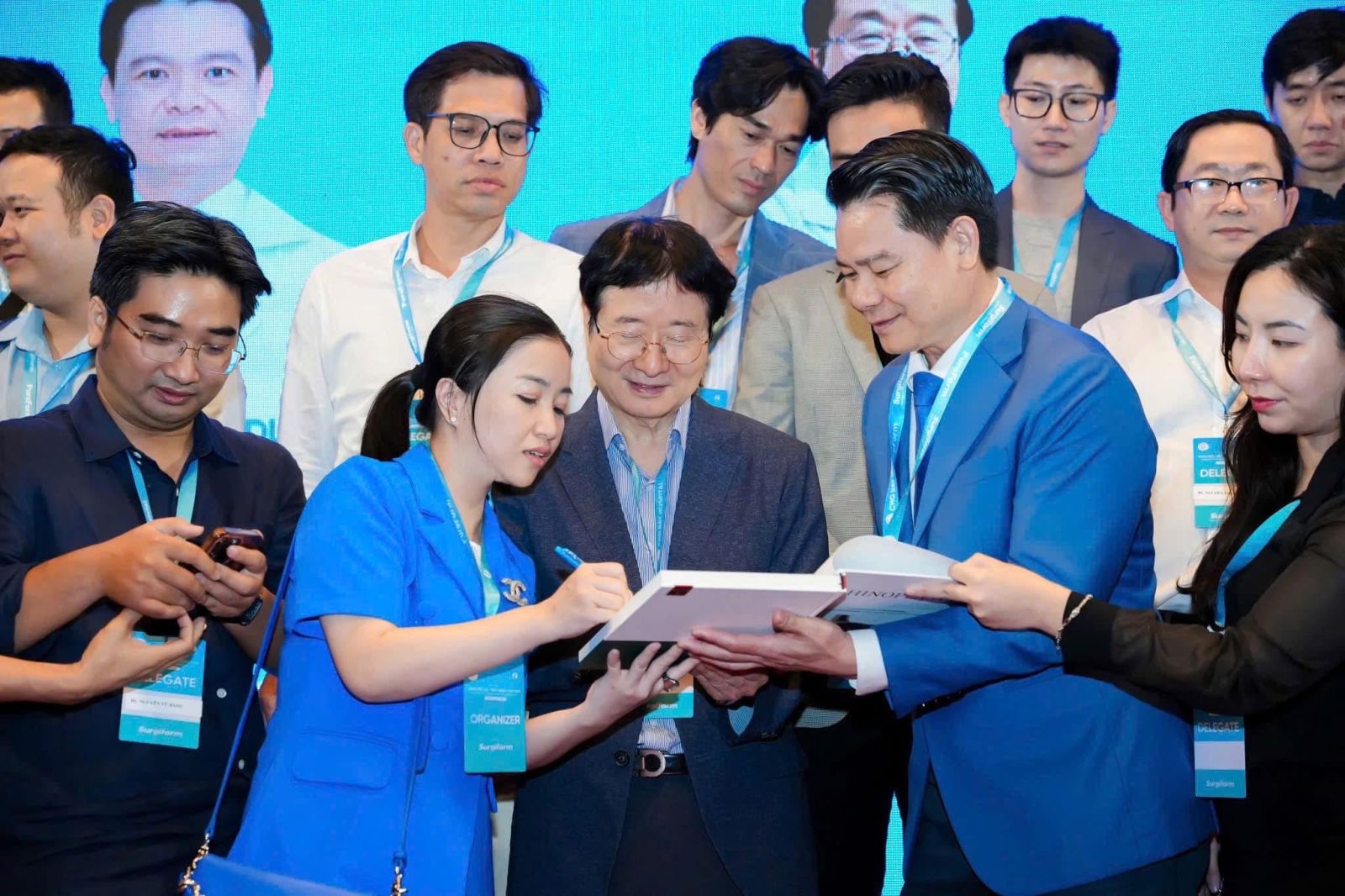 TS.BS Trang TARA phiên dịch cabine HN nâng mũi cấu trúc nâng cao cùng Bậc thầy Nâng mũi Hàn Quốc Dong Hak Jung