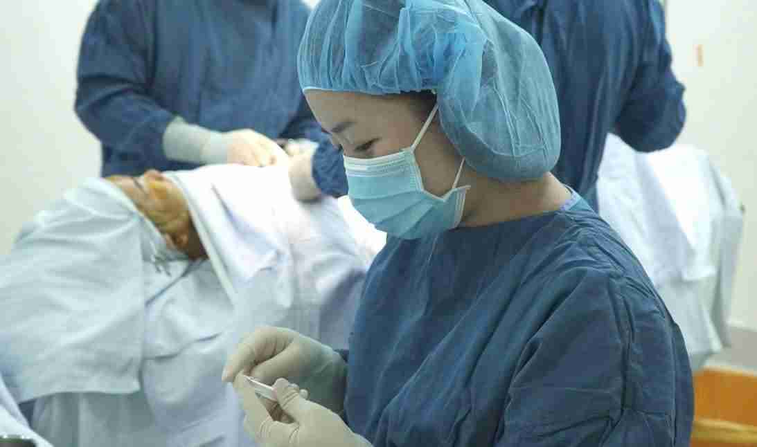 Tại sao lại bị mụn sau nâng mũi? Có nguy hiểm không?