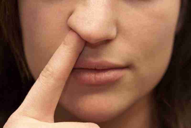 Giải đáp: Nâng mũi có ngoáy mũi được không?