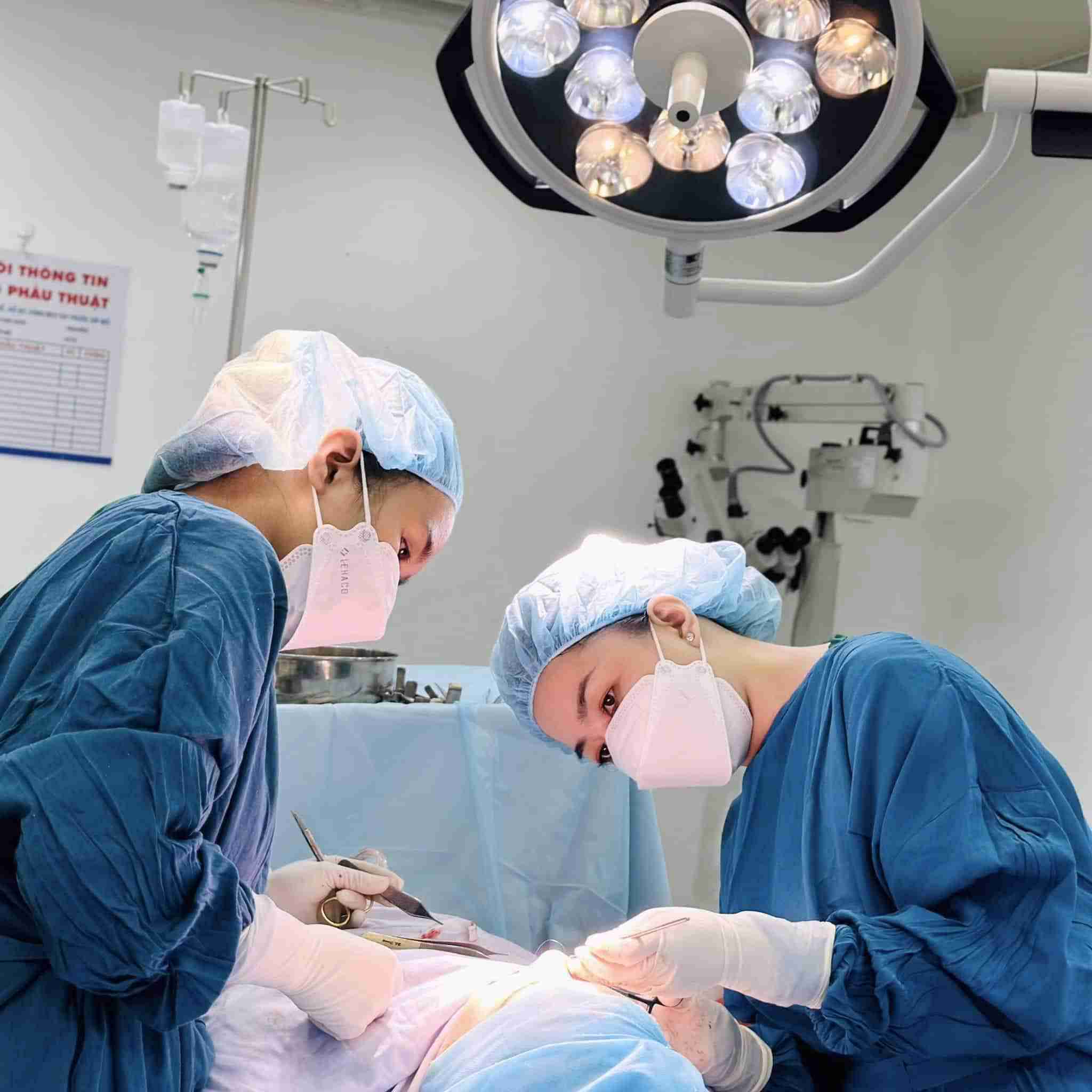 Nâng mũi sụn sườn sau một tháng đã ổn định chưa?