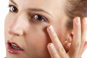 Đâu là phương pháp xóa nhăn đuôi mắt hiệu quả?