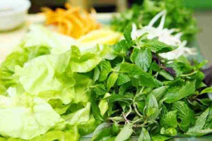 Bác sĩ giải đáp: Nâng mũi xong được ăn rau sống không?