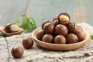 Nâng mũi xong có được ăn hạt mắc ca không?