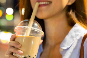 Bác sĩ giải đáp: Nâng mũi uống trà sữa có sao không?