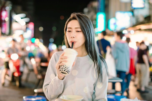Bác sĩ giải đáp: Cắt mí mắt uống trà sữa có sao không?