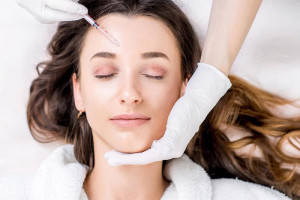 Bác sĩ giải đáp: Tiêm botox xóa nhăn kiêng gì?