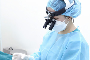 Nâng mũi ứng dụng đeo kính lúp siêu vi phẫu có để lại sẹo không?