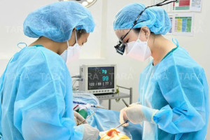 Chia sẻ từ khách hàng Malaysia nâng mũi ứng dụng đeo kính lúp siêu vi phẫu
