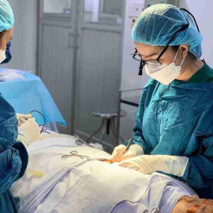 Nâng mũi sụn sườn có đau không? Cần gây mê hay gây tê?