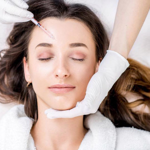 Bác sĩ giải đáp: Tiêm botox xóa nhăn kiêng gì?